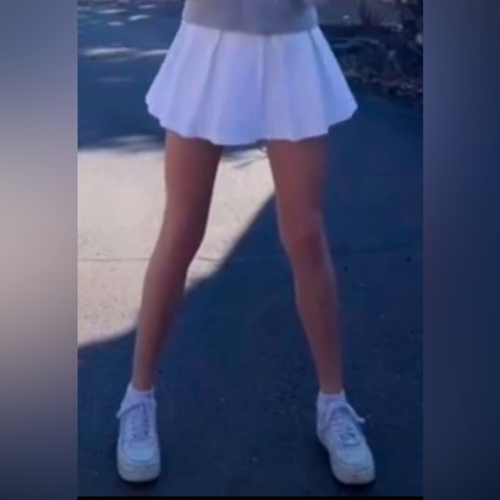 white pleated high-waisted mini skirt (size xs) from Orginality